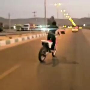 حرکات نمایشی خطرناک توسط موتور سوار در خیابان