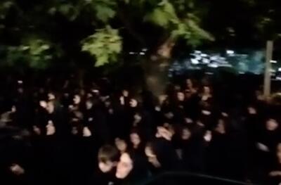 ویدیوی تجمع و سینه زنی کرجی‌ها در اعتراض به زنجیرزنی زنان بی‌حجاب