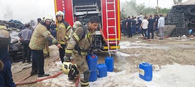 تلاش آتش‌نشانان برای اطفای حریق محوطه متروکه در کیانپارس - تسنیم