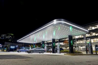 مرسدس‌بنز با همکاری استارباکس، در آمریکا ایستگاه‌های ۴۰۰ کیلوواتی شارژ خودرو برقی راه‌اندازی می‌کند - زومیت