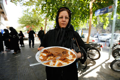 یک حلواپزون متفاوت در قلب بازار تهران | یک پیکنیک، ماهیتابه و یک نذری خیابانی