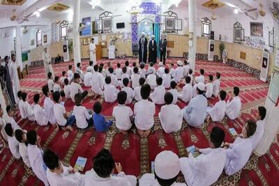 استقبال و حضور گسترده کودکان در یک محفل قرآنی در مسجدی در بغداد
