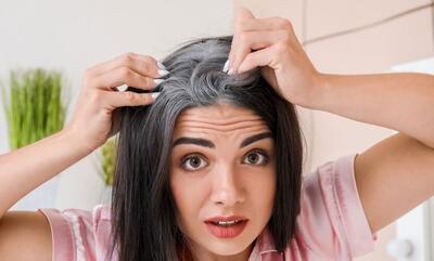 چگونه سفیدی زودرس موها را متوقف کنیم؟ دلایل و درمان‌های طبیعی