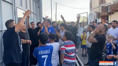 تشویق جوادنکونام در حاشیه تمرین استقلال - پارس فوتبال | خبرگزاری فوتبال ایران | ParsFootball
