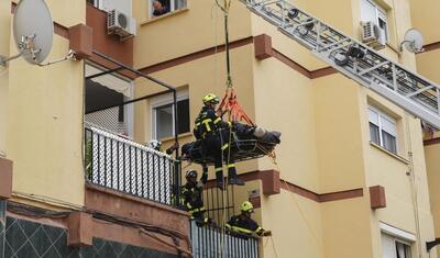 آتش‌نشانان مرد ۳۰۰ کیلویی بیمار را با جرثقیل از آپارتمان خود خارج کردند (فیلم)