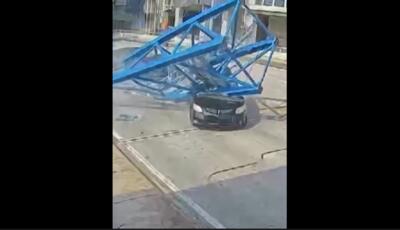 لحظه هولناک سقوط سازه فلزی بر روی خودروی در حال حرکت (فیلم)