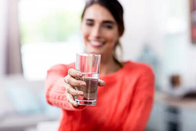 راز سلامتی: 8 تاثیر قدرتمند نوشیدن آب ولرم بر روی بدن