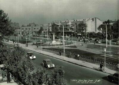 عکس/تردد خودرو‌های کلاسیک در میدان بهارستان ۶۵ سال قبل | اقتصاد24