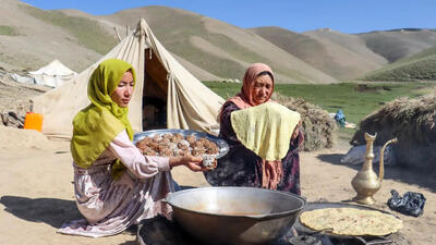 (ویدئو) پخت غذا با گوشت و سبزیجات توسط مادر و دختر عشایر افغان