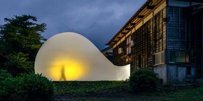 (تصاویر) «حباب» معمار چینی که از خانۀ صد سالۀ ژاپنی بیرون زده است