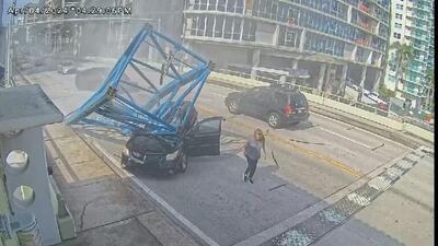ببینید | وحشت وسط خیابان؛ لحظه هولناک سقوط سازه فلزی بر روی خودروی در حال حرکت!