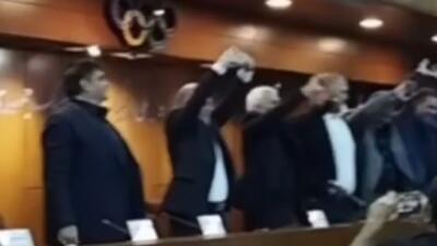 انجام حرکات کششی در مجمع فدراسیون وزنه برداری + ویدئو | حاضرین از جای خود بلند شدند و نرمش کردند!