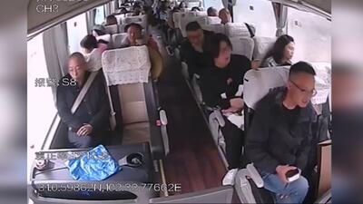مصدوم شدن دو مسافر چینی در پی سقوط تخته سنگ + فیلم
