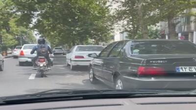 دردسرساز شدن پارک خودرو‌ها در حاشیه بلوار میرداماد + فیلم
