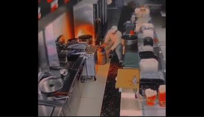 جلوگیری از فاجعه در یک رستوران: اقدام هوشمندانه آشپز برای خاموش کردن آتش کپسول گاز (فیلم)