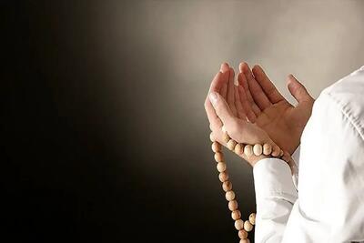 حکم نماز خواندن آقایان با رکابی چست؟ باطل یا قبول؟