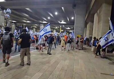 فرودگاه بن‌گورین در محاصره خانواده‌های اسرای اسرائیلی/  نتانیاهو نباید به آمریکا برود