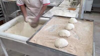 (ویدئو) فرآیند پخت نان بربری در یک نانوایی ایرانی