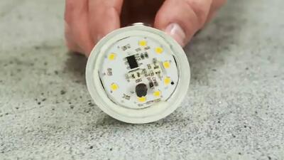 (ویدئو) چگونه لامپ ال ای دی را با کمک یک مداد معمولی تعمیر کنیم؟