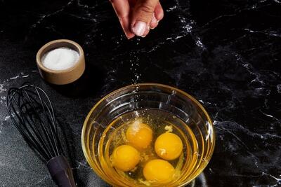 زمان نمک زدن به گوشت، تخم مرغ، سبزیجات و سایر مواد غذایی در پخت و پز