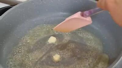 (ویدئو) طرز تهیه یک غذای ساده و خوشمزه با سیب‌زمینی، قارچ و سوسیس!