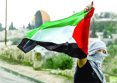 ببینید | لحظه سوختن مرد جوان هنگام برافراشتن پرچم فلسطین | رویداد24
