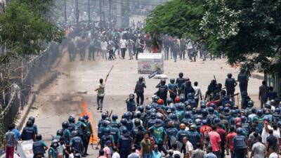 ببینید | زیرگرفتن خودروی پلیس ضدشورش برای فرار از دست معترضان | رویداد24