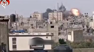 لحظه بمباران ساختمانی در اردوگاه النصیرات توسط رژیم اسرائیل + فیلم