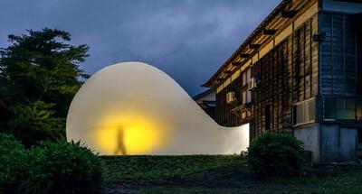 «حباب» معمار چینی که از خانۀ صد سالۀ ژاپنی بیرون زده است (+عکس)