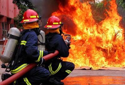 مهار آتش‌سوزی در یک انبار توسط آتش‌نشانان