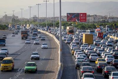 ترافیک سنگین صبحگاهی در آزادراه تهران - کرج - قزوین/ رانندگان باسرعت مناسب حرکت کنند