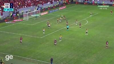 ببینید/ اعلام پنالتی در فوتبال برزیل به دلیل ورود توپ دوک به زمین مسابقه