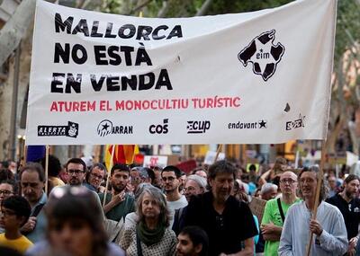 هزاران اسپانیایی علیه گردشگران تظاهرات کردند