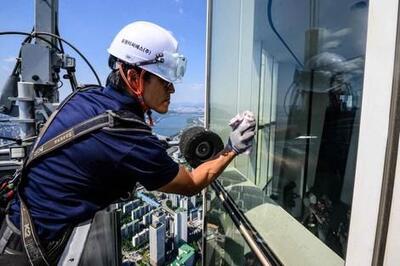 تمیز کردن برج 555 متری در کره جنوبی/ شیشه پاک‌کن آن پس از 30 سال از ارتفاع می‌ترسد/ ویدئو