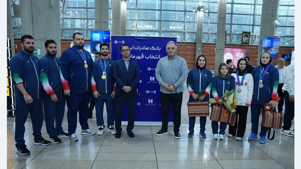 استقبال بانک صادرات ایران از قهرمانان وزنه‌برداری (عکس)