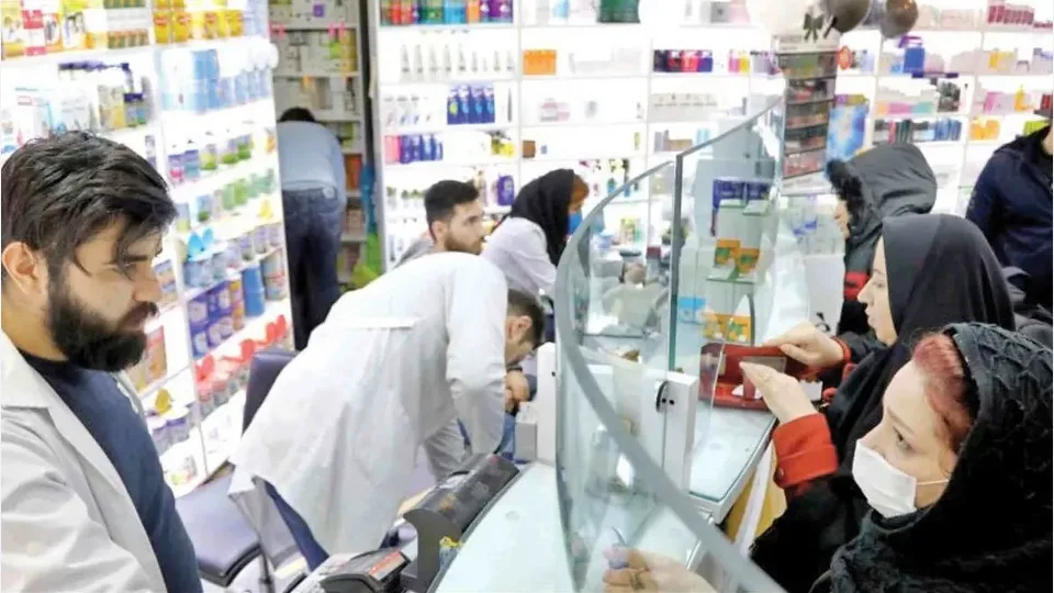 عضو کمیسیون بهداشت و درمان مجلس: قیمت برخی داروها ۲۰۰ تا ۳۰۰ درصد بالاتر از قیمت واقعی است